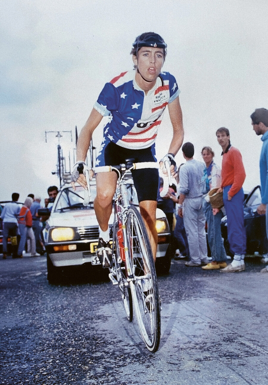 An American rider pushes uphill during a stage of the Tour de France F&eacute;minin in the 1980s.
